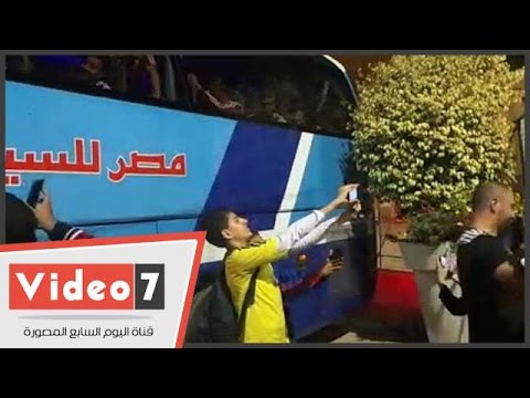 جماهير مصر تعاني لالتقاط الصور مع محمد صلاح