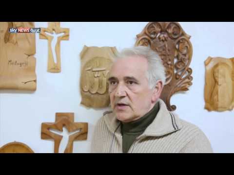عائلة بوسنية تنحت كرسيا للبابا