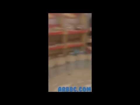 شاهد التراب يغطى محل بقالة وكأنه مهجور من سنوات