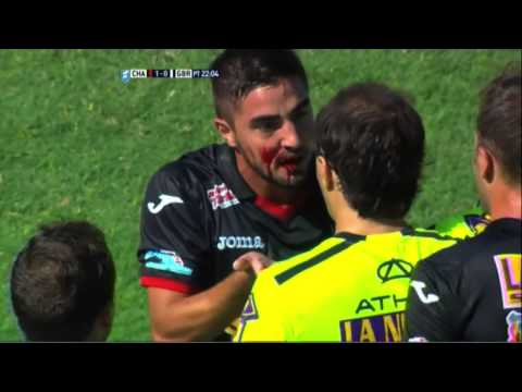 شاهد الدماء تسيل من فم أحد اللاعبين بعد تدخل قوي