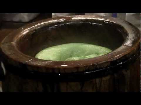 فيديو أغرب طريقة لصناعة كعكة الأرز اليابانية