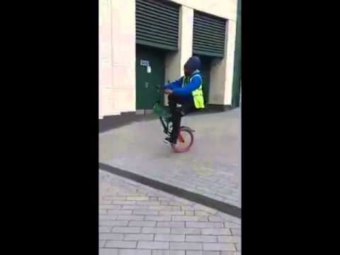 شاهد شاب يستعرض مهاراته على نصف دراجة