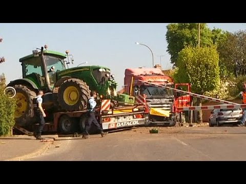 بالفيديو اصطدام قطار بشاحنة أدى إلى جرح 30 شخصًا