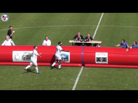 كفيف في المنتخب الفرنسي يسجل على طريقة مارادونا