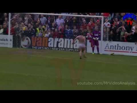 بالفيديو مشجع يقتحم الملعب شبه عاري