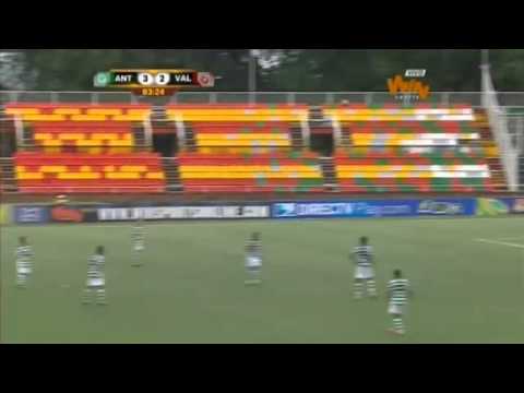 شاهد مهاجم كولومبي يسجل هدفا من نصف الملعب