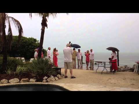 شاهد عواصف رعدية تفاجئ عروسين في حفل زفافهما