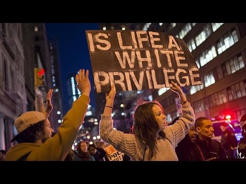 شاهد أجواء الفرحة تسود بين أهالي مدينة بالتيمور الأميركية