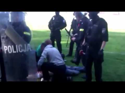 شاهد الشرطة البولندية تقتل مشجعًا بالرصاص الحي