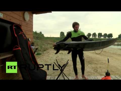 شاهد تشيكي يقدم نوعًا جديدًا من الرياضة المائية