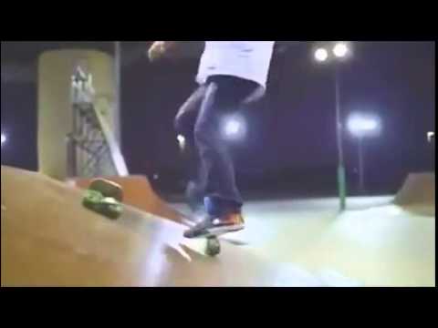 بالفيديو شاب متهور يتزلج بواسطة عجلات حذاء من دون اكتراث