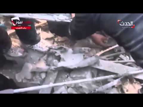 شاهد انتشال القتلى بعد غارة على باب النيرب في حلب