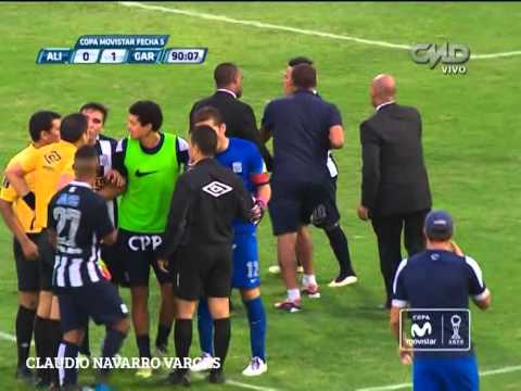 فيديو حكم يطرد 5 لاعبين في إحدى مباريات الدوري