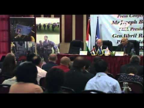 رئيس الاتحاد الدولي لكرة القدم الفيفا يفتتح ملعبا في قرية دورا القرع