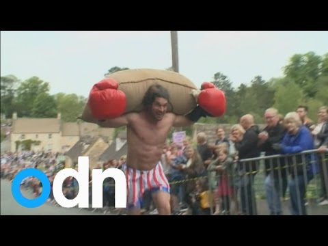 مسابقة جري في بريطانيا شريطة حمل جوال صوف