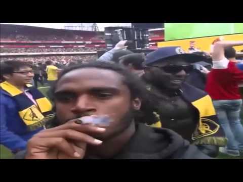 بالفيديوأحد مشجعي آرسنال يحتفل بالتتويج بتدخين الحشيش