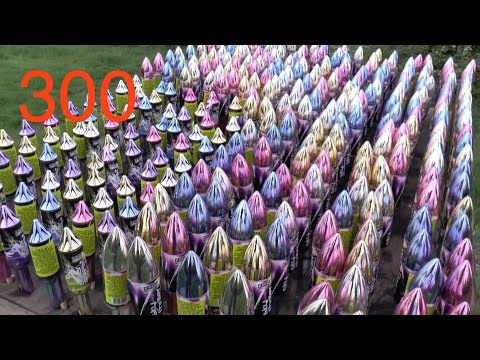 شاهد بريطاني يطلق 300 صاروخ ناري دفعة واحدة