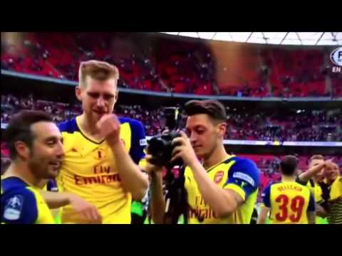 أوزيل يتحول إلى مصوّر في احتفالات آرسنال