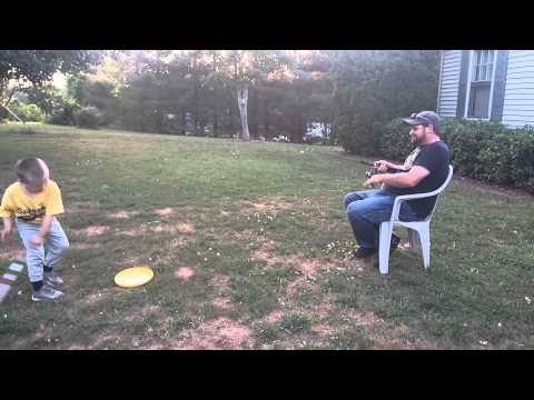 فيديو أب كسول يربي ابنه على حب الرياضة