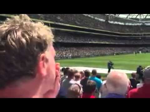 شاهد جماهير إنجلترا تسخر من إيرلندا بعد فضيحة هدف هنري