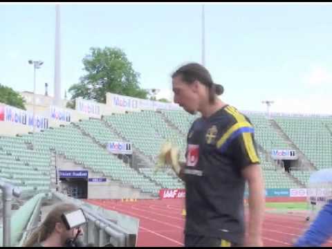 شاهد إبرا يداعب مصور بالموز في تدريب السويد