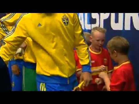 نجومية إبراهيموفيتش تسحر طفلين