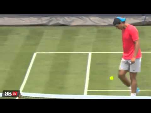 شاهد نادال يستعرض مهاراته الكروية بـكرة تنس