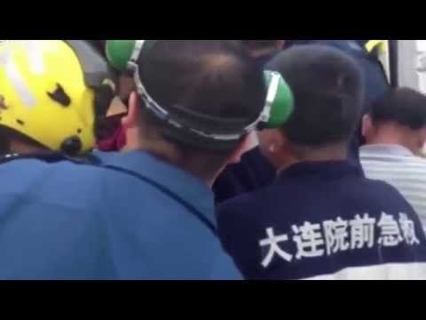 بالفيديو نقل رجل بدين إلى المستشفى