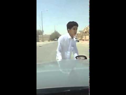 سعودي يتسبب في تحطيم سيارة للحاق بأخرى