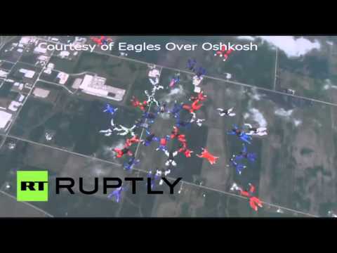 فريق للقفز بالمظلات يؤدي عرضًا مدهشًا جدًا