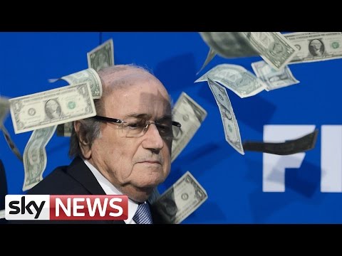 كوميدي بريطاني يلقي أموالًا على بلاتر كنوع من السخرية