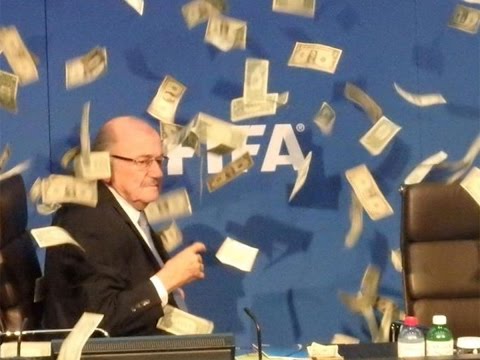 بالفيديو محتج يمطر بلاتر بالدولارات في مؤتمر الفيفا في زيوريخ