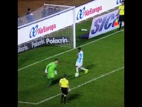 شاهد حارس يتصدى لركلة جزاء بطريقة مميزة