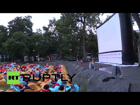 عشاق السينما بالعاصمة مكسيكو يشاهدون الأفلام بطريقة فريدة