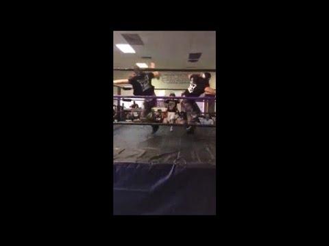 شاهد فريق ذا يونغ بوكس يحتفل مع أحد الأطفال