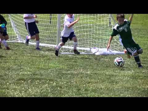 شاهد طفل عمره 9 أعوام يخطف الأنظار بسبب مهارته الكروية