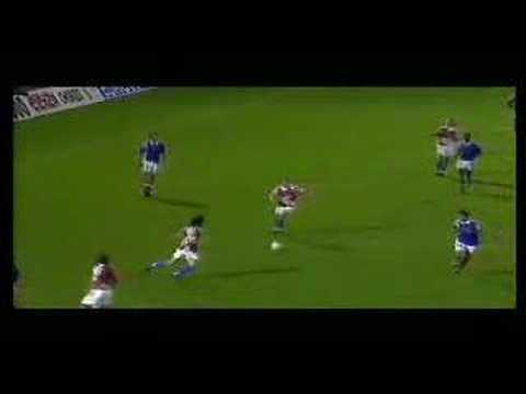 هدف رائع فى الظهور الأول لزيدان مع فرنسا قبل 21 عامًا