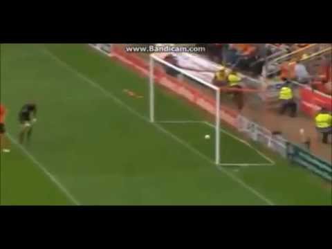 شاهد مدافع كرة قدم أسكتلندي يتقمص دور القناص في مرماه