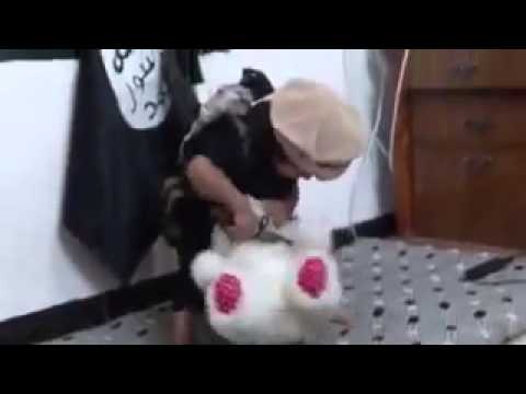 شاهد كيف يعلم داعش الأطفال قطع الرأس
