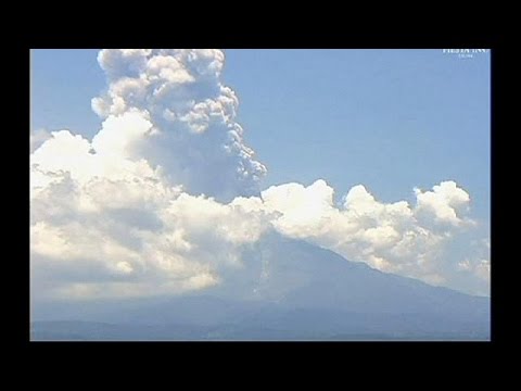 شاهد ثوران بركان كوليما في المكسيك والرماد يرتفع أكثر من كيلومترين في السماء