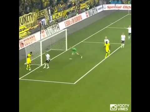 شاهد سبايدرمان كرة القدم يضيع هدفًا أمام المرمى