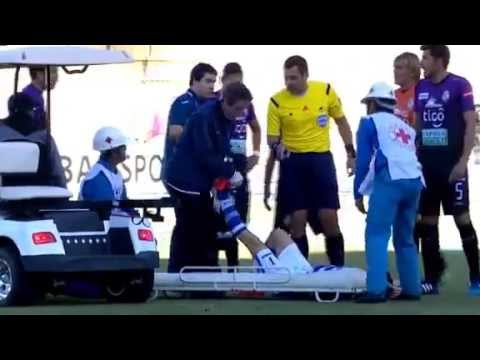 شاهدلاعب يلقى بنفسه من على النقالة لتضييع الوقت