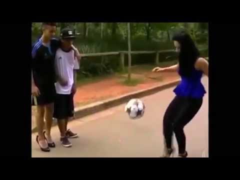 شاهدفتاة بكعب عالي تستعرض مهاراتها في كرة القدم