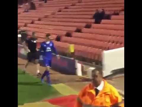 شاهدجماهير إيفرتون تهاجم ستونز في الملعب وأمام منزله