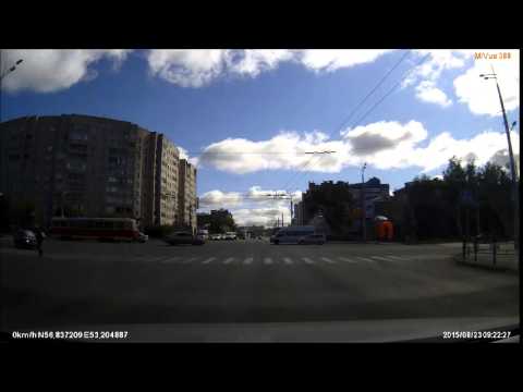 سائق مسرع يحاول تخطى إشارة المرور