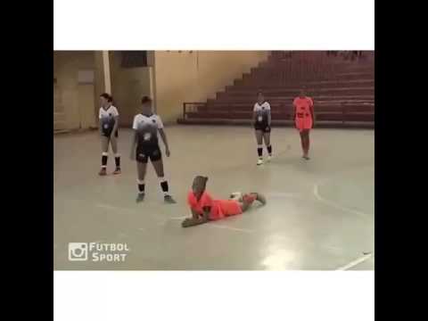 شاهد لاعبة كرة نسائية تدفع ثمن مهاراتها