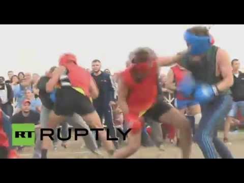 شاهد مباراة ملاكمة جماعية خلال مهرجان ألعاب أتمانوفسكي