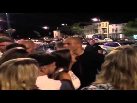 خناقة بين نجم اليونايتد السابق والجماهير خارج ملهى ليلي