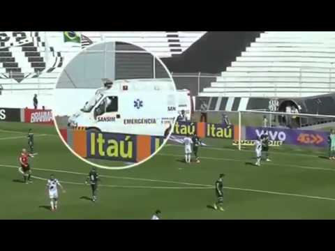 لاعب يخطأ الهدف ويسدد في وجه قائد سيارة الإسعاف