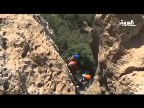 شاهد ذوو الاحتياجات الخاصة  يمارسون رياضة الإنزال الجبلي